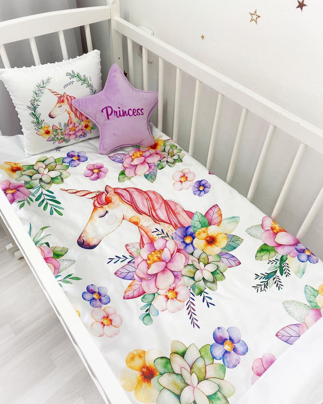 Bedding with a print of bright pink unicorn